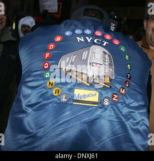 Déc 15, 2005 ; New York, NY, USA, New York City Transit Workers lors d'un rassemblement à l'extérieur de la gare Grand Central où ils ont exigé un nouveau contrat avec de meilleures prestations aux travailleurs. L'ancien contrat expire à 12:01am le vendredi 16 décembre. Les travailleurs sont la menace d'une grève du transport en commun des bus et métros, si les exigences ne sont pas remplies. Crédit obligatoire : Photo par Nancy/Kaszerman ZUMA Press. (©) Banque D'Images