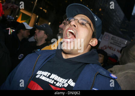 Déc 15, 2005 ; New York, NY, USA, New York City Transit Workers lors d'un rassemblement à l'extérieur de la gare Grand Central où ils ont exigé un nouveau contrat avec de meilleures prestations aux travailleurs. L'ancien contrat expire à 12:01am le vendredi 16 décembre. Les travailleurs sont la menace d'une grève du transport en commun des bus et métros, si les exigences ne sont pas remplies. Crédit obligatoire : Photo par Nancy/Kaszerman ZUMA Press. (©) Banque D'Images