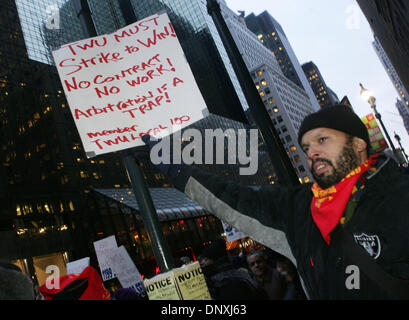 Déc 15, 2005 ; New York, NY, USA, New York City Transit Workers lors d'un rassemblement à l'extérieur de la gare Grand Central où ils ont exigé un nouveau contrat avec de meilleures prestations aux travailleurs. L'ancien contrat expire à 12:01am le vendredi 16 décembre. Les travailleurs sont la menace d'une grève du transport en commun des bus et métros, si les exigences ne sont pas remplies. Crédit obligatoire : Photo par Nancy/Kaszerman ZUMA Press. (©) Banque D'Images