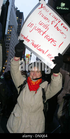 Déc 15, 2005 ; New York, NY, USA, New York City Transit Workers lors d'un rassemblement à l'extérieur de la gare Grand Central où ils ont exigé un nouveau contrat avec de meilleures prestations aux travailleurs. L'ancien contrat expire à 12:01am le vendredi 16 décembre. Les travailleurs sont la menace d'une grève du transport en commun des bus et métros, si les exigences ne sont pas remplies. Crédit obligatoire : Photo par Nancy/Kaszerman ZUMA Press. (©) Banque D'Images