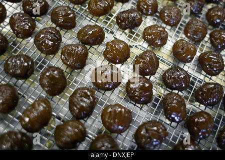 Déc 16, 2005 ; West Palm Beach, FL, USA ; chesnuts confits sont placés sur une grille à pâtisserie sucrée dans la cuisine à Maralago le 16 décembre 2005. Crédit obligatoire : Photo de J. Gwendolynne Berry/Palm Beach Post /ZUMA Press. (©) Copyright 2005 par Palm Beach Post Banque D'Images