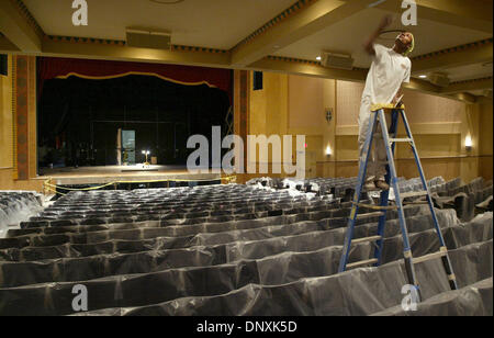 Déc 19, 2005 ; Ft. Pierce, FL, USA ; avec l'auditorium principal sièges couverts en toute sécurité dans des bâches en plastique, Russo Peinture employé Onel Etienne fait un peu de touche finale jusqu'à trimwork sur le dessous du balcon. La scène, avec nouvelle toile partiellement en place, est en arrière-plan. Crédit obligatoire : Photo par David Spencer/Palm Beach Post/ZUMA Press. (©) Copyright 2005 par Palm Beach Post Banque D'Images