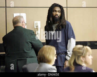 Déc 19, 2005 ; West Palm Beach, FL, USA ; Lavar Kellam attend de quitter la salle d'audience après avoir été condamné pour meurtre au deuxième degré, le vol qualifié, et Grand Theft Auto au Palm Beach County Courthouse lundi matin. Crédit obligatoire : Photo de Richard Graulich/Palm Beach Post/ZUMA Press. (©) Copyright 2005 par Palm Beach Post Banque D'Images