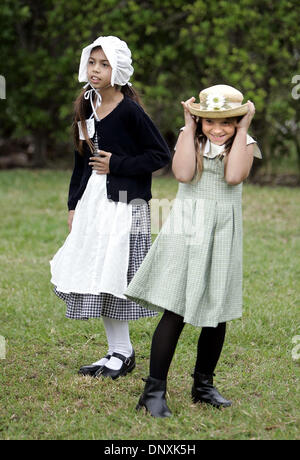 Déc 19, 2005 ; Palm Beach, FL, Etats-Unis ; H. L. Johnson Elementary School Quatrième année Amitie Finnegan, gauche, et Courtney Blanchard réagir à leur équipe tout en jouant la sarcelle 'Bacon' à l'extérieur de la petite école rouge pendant leur visite au site historique de Palm Beach, situé dans le parc Phipps lundi matin. C'est la plus ancienne école à classe unique dans le sud de la Floride (construit en 1886 Banque D'Images