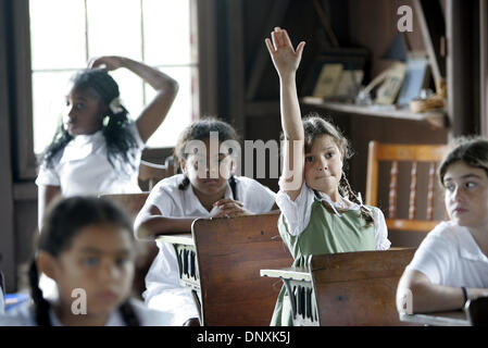 Déc 19, 2005 ; Palm Beach, FL, USA ; étudiant de quatrième année, Aisleen Moir, de H. L. Johnson Elementary School à Royal Palm Beach, tente de répondre à une question à l'intérieur de la petite école rouge au cours de sa visite au site historique de Palm Beach, situé dans le parc Phipps lundi matin. C'est la plus ancienne école à classe unique dans le sud de la Floride (construit en 1886), et maintenu par le Pré Banque D'Images