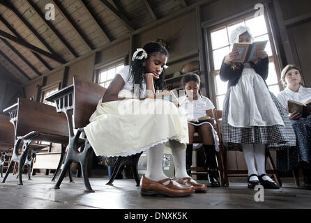 Déc 19, 2005 ; Palm Beach, FL, Etats-Unis ; H. L. Johnson Elementary School Quatrième année Jodi Buchannon, à gauche, et l'Amitie Finnegan, debout, lire une leçon à l'intérieur de la petite école rouge pendant leur visite au site historique de Palm Beach, situé dans le parc Phipps lundi matin. C'est la plus ancienne école à classe unique dans le sud de la Floride (construit en 1886), et mis à jour par le Preserv Banque D'Images