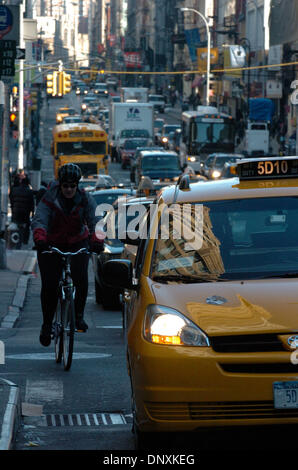 Dec 20, 2005, Manhattan, New York, USA ; un cycliste se déplaçant lentement passé au centre-ville de la circulation le long de Broadway que l'inférieur NYC transit les travailleurs ont organisé une grève des transports paralyse et touchant tous les jours 7 millions d'usagers. Le Transport Workers Union Local 100 dirigée par le président Roger Toussaint ont fait grève plus tôt ce matin, après les négociations de contrat avec les métropoles Banque D'Images