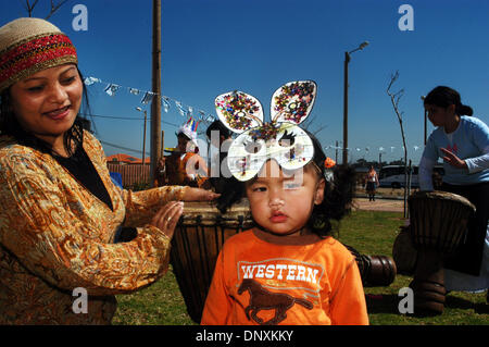 Mar 14, 2006 - Ashkelon, Israël - Nouveaux immigrants juifs de la tribu des Bnei Menashe en Inde célèbrent la fête juive de Pourim, près de Nizanim en Israël Ashkelon le dimanche 4 mars 2007. Pourim est caractérisée par la récitation publique du livre d'Esther, en donnant l'entraide cadeaux de nourriture et boisson, la charité pour les pauvres, et un repas de célébration. D'autres coutumes : Banque D'Images