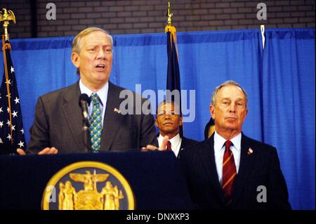 24 avril 2006 - New York, New York, États-Unis - U.F.T. Randi Weingarten président participe à un projet de loi signer avec le gouverneur de l'Etat de New York George Pataki N.Y. le maire Michael Bloomberg et autre élu pour la construction d'écoles .04-24-2006.K47596BC. / 2006 (Crédit Image : © Bruce Cotler/Photos/ZUMAPRESS.com) Globe Banque D'Images