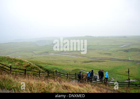 Mam Tor, Castleton, UK. 6 janvier, 2014. De fortes pluies et des vents forts dans le Peak District. Lutte Ramblers avec conditions à la base de Mam Tor, qui descendent du sommet et de décisions pour couvrir. Le temps orageux a balayé une fois de plus le Royaume-Uni. Crédit : Ian Francis/Alamy Live News Banque D'Images