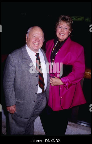 Hollywood, CA, USA ; acteur Mickey Rooney et épouse, Jan ROONEY assister à l'aperçu de ''Sunset Boulevard.'' tenue à Shubert Theatre de cette photo non datée. (Michelson-Roger Karnbad / date inconnue) Obligatoire Crédit : photo par Michelson/ZUMA Press. (©) Copyright 2006 Michelson Banque D'Images