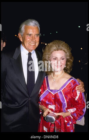 Hollywood, CA, USA ; l'acteur John Forsythe et épouse Julie sont indiqués dans une photo non datée. (Michelson-Roger Karnbad / date inconnue) Obligatoire Crédit : photo par Michelson/ZUMA Press. (©) Copyright 2006 Michelson Banque D'Images