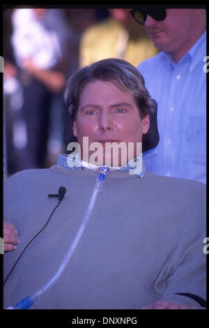 15 avril 1997. Hollywood, CA, USA. Photo : Christopher Reeve assiste à la Hollywood Walk of Fame à Hollywood, CA s'est tenu le 15 avril 1997. Christopher Reeve est né le 25 septembre 1952, à New York. Date du décès : 10 octobre 2004 Mount Kisco, New York, USA. (Crise cardiaque). Quand il avait quatre ans, ses parents (journaliste et écrivain Barbara Johnson/le professeur Franklin Reeve) divorcé(e). Banque D'Images