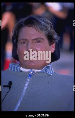 15 avril 1997. Hollywood, CA, USA. Photo : Christopher Reeve assiste à la Hollywood Walk of Fame à Hollywood, CA s'est tenu le 15 avril 1997. Christopher Reeve est né le 25 septembre 1952, à New York. Date du décès : 10 octobre 2004 Mount Kisco, New York, USA. (Crise cardiaque). Quand il avait quatre ans, ses parents (journaliste et écrivain Barbara Johnson/le professeur Franklin Reeve) divorcé(e). Banque D'Images