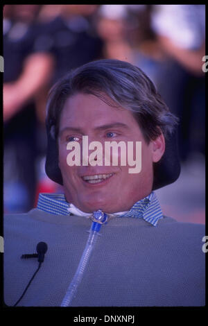 15 avril 1997. Hollywood, CA, USA. Photo : Christopher Reeve assiste à la Hollywood Walk of Fame à Hollywood, CA s'est tenu le 15 avril 1997. Christopher Reeve est né le 25 septembre 1952, à New York. Date du décès : 10 octobre 2004 Mount Kisco, New York, USA. (Crise cardiaque). Quand il avait quatre ans, ses parents (journaliste et écrivain Barbara Johnson/le professeur Franklin Reeve) divorcé(e). Banque D'Images