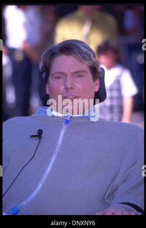 15 avril 1997. Hollywood, CA, USA. Photo : Christopher Reeve assiste à la Hollywood Walk of Fame à Hollywood, CA s'est tenu le 15 avril 1997. Christopher Reeve est né le 25 septembre 1952, à New York. Date du décès : 10 octobre 2004 Mount Kisco, New York, USA. (Crise cardiaque). Quand il avait quatre ans, ses parents (journaliste et écrivain Barbara Johnson/le professeur Franklin Reeve) divorcé(e). Banque D'Images