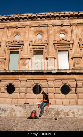 Woman avec pique-nique dans La Alhambra, Granada, Andalousie, Espagne Banque D'Images