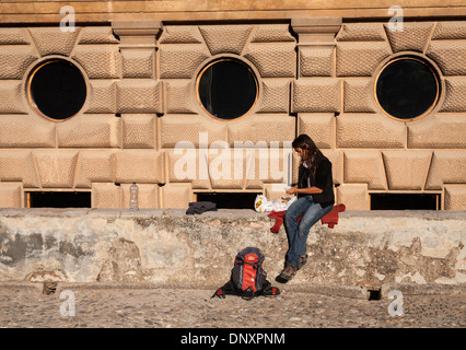 Woman avec pique-nique dans La Alhambra, Granada, Andalousie, Espagne Banque D'Images