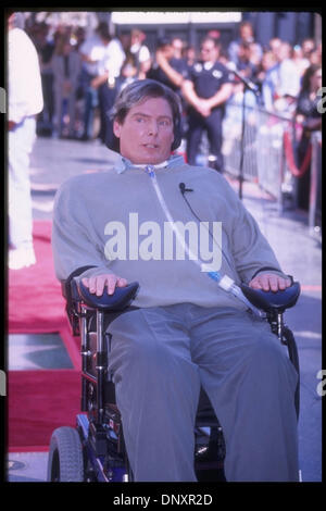 15 avril 1997. Hollywood, CA, USA. Photo : Christopher Reeve assiste à la Hollywood Walk of Fame à Hollywood, CA s'est tenu le 15 avril 1997. Christopher Reeve est né le 25 septembre 1952, à New York. Date du décès : 10 octobre 2004 Mount Kisco, New York, USA. (Crise cardiaque). Quand il avait quatre ans, ses parents (journaliste et écrivain Barbara Johnson/le professeur Franklin Reeve) divorcé(e). Banque D'Images