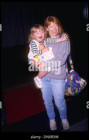 1 juin, 1995 ; Hollywood, CA, USA ; Frances Fisher et sa fille avec Clint Eastwood, Francesca, assister à la première de 'Sesame Street' qui s'est tenue à l'arène de sports sur le 1 juin 1995. Crédit obligatoire : Kathy Hutchins/ZUMA Press. (©) Kathy Hutchins Banque D'Images