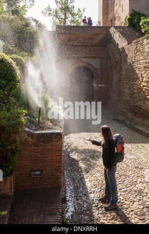 Woman refroidissement près de garden têtes sur une chaude journée de la Alhambra, Grenade, Andalousie, Espagne Banque D'Images