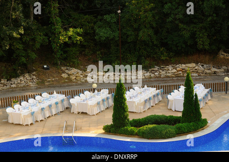 Tables de mariage, la configuration de la piscine. Banque D'Images