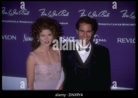 9 décembre, 1998 ; Hollywood, CA, USA ; Debra Messing et ERIC MCCORMACK assister à la UCLA Revlon -Women's Cancer Research Program's Fire & Ice Ball qui a eu lieu à Los Angeles, CA Crédit obligatoire : Kathy Hutchins/ZUMA Press. (©) Kathy Hutchins Banque D'Images