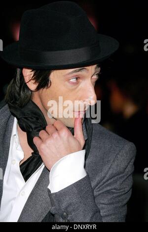 27 déc., 2005 - Leicester Square, LONDRES, ANGLETERRE - Adrien Brody.acteur.KING KONG, le FILM PREMIER.ODEON, Leicester Square, Londres, Angleterre.09-Dec-05.LAP.61495 : Crédit - K46303(Image : © Crédit Photos Globe/ZUMAPRESS.com) Banque D'Images