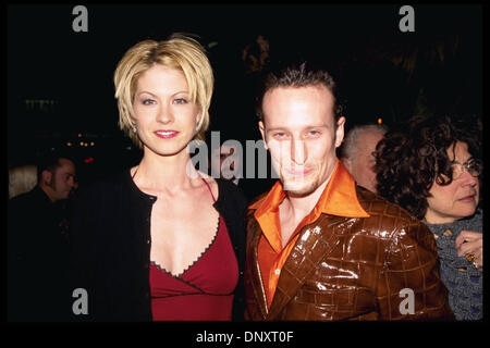 Février 26, 1998 ; Hollywood, CA, USA ; Jenna Elfman et son mari BODHI assister à la première de ' Krippendorf's Tribe ' crédit obligatoire : Kathy Hutchins/ZUMA Press. (©) Kathy Hutchins Banque D'Images