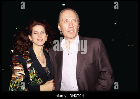 Février 26, 1998 ; Hollywood, CA, USA. DAVID CARRADINE et femme MARINA visitez Spago's Restaurant. Crédit obligatoire : Kathy Hutchins/ZUMA Press. (©) Kathy Hutchins Banque D'Images