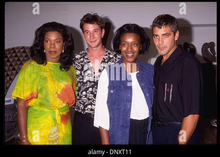 16 septembre, 1995 ; Hollywood, CA, USA ; ER castmembers GEORGE CLOONEY, LORRAINE TOURNAINT, Noah Wyle et CCH Pounder assister à la Musée Boribana bénéficier tenue à Malibu, CA le 16 septembre 1995. Crédit obligatoire : Kathy Hutchins/ZUMA Press. (©) Kathy Hutchins Banque D'Images