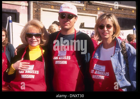 23 novembre, 1994 ; Hollywood, CA, USA ; SANDRA DEE, fils DODD DARIN et son épouse AUDREY DARIN assister au dîner de Thanksgiving Aliments pour les bénévoles de célébrité pour les sans-abri qui s'est tenue à l'A.L. Mission à Los Angeles crédit obligatoire : Kathy Hutchins/ZUMA Press. (©) Kathy Hutchins Banque D'Images