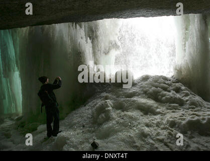 Dec 28, 2005 ; Minneapolis, MN, USA ; glace à partir de chutes de Minnehaha fond comme Eoghan Holland de Bally bofey Irlande, centre, photographies la scène surréaliste et amis Christian Newman, 14, droit, et Megan Antonson, 14, tous deux de Inver Grove Heights également au printemps-comme plan Mercredi, 28 décembre 2004, au parc Minnehaha à Minneapolis. Crédit obligatoire : Photo par David Joles/Minneapoli Banque D'Images