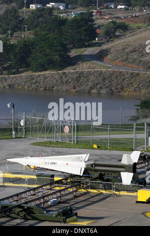 Dec 28, 2005 ; Marin Headlands, CA, USA ; dans ce qui est aujourd'hui le Golden Gate National Recreation Area, un système de missiles de défense aérienne Nike site (SF-88) est un rappel de la forte présence militaire que, jusqu'à récemment, n'a pu être trouvée dans la région de la baie de San Francisco. Cette Nike Hercules (M6) aurait été de missiles équipés d'une T45 625 livres, ou la fragmentation de l'ogive explosive Banque D'Images