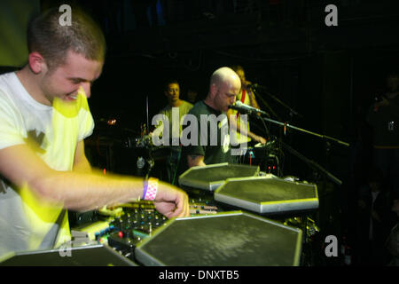 Dec 30, 2005 ; New York, NY, États-Unis ; et John MaClean (bald) aka Juan Maclean en spectacle avec son groupe à Avalon, vendredi soir 30 décembre 2005. Nick est sur le tambour, Jerry sur caisse claire et cymbales, Eric joue Theremin. Crédit obligatoire : Photo par Aviv petit/ZUMA Press. (©) Copyright 2005 par Aviv Petit Banque D'Images