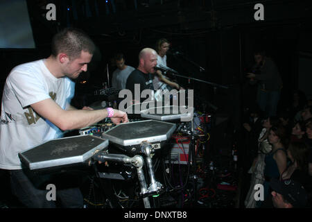 Dec 30, 2005 ; New York, NY, États-Unis ; et John MaClean (bald) aka Juan Maclean en spectacle avec son groupe à Avalon, vendredi soir 30 décembre 2005. Nick est sur le tambour, Jerry sur caisse claire et cymbales, Eric joue Theremin. Crédit obligatoire : Photo par Aviv petit/ZUMA Press. (©) Copyright 2005 par Aviv Petit Banque D'Images