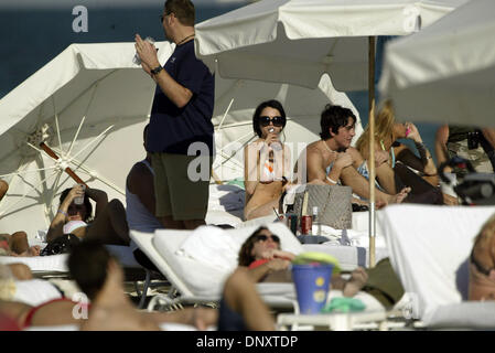 Dec 30, 2005 ; Miami Beach, FL, USA ; l'actrice LINDSAY LOHAN est vu de détente à la plage à Miami Beach, Floride, le vendredi 30 décembre 2005. Lohan a été d'un séjour à l'hôtel Delano à South Beach. Crédit obligatoire : Photo de Mike Fuentes/ZUMA Press. (©) Copyright 2005 par Mike Fuentes Banque D'Images