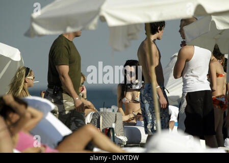 Dec 30, 2005 ; Miami Beach, FL, USA ; l'actrice LINDSAY LOHAN est vu de détente à la plage à Miami Beach, Floride, le vendredi 30 décembre 2005. Lohan a été d'un séjour à l'hôtel Delano à South Beach. Crédit obligatoire : Photo de Mike Fuentes/ZUMA Press. (©) Copyright 2005 par Mike Fuentes Banque D'Images