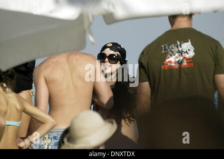 Dec 30, 2005 ; Miami Beach, FL, USA ; l'actrice LINDSAY LOHAN est vu de détente à la plage à Miami Beach, Floride, le vendredi 30 décembre 2005. Lohan a été d'un séjour à l'hôtel Delano à South Beach. Crédit obligatoire : Photo de Mike Fuentes/ZUMA Press. (©) Copyright 2005 par Mike Fuentes Banque D'Images
