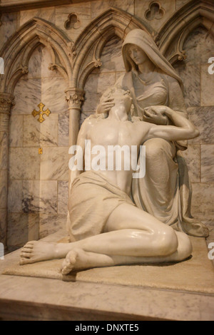 La Pietà, sculptée par William Ordway Partridge, dans la Cathédrale St Patrick, New York City, USA Banque D'Images