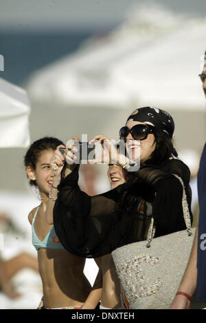 Dec 30, 2005 ; Miami Beach, FL, USA ; l'actrice LINDSAY LOHAN est vu de détente à la plage à Miami Beach, Floride, le vendredi 30 décembre 2005. Lohan a été d'un séjour à l'hôtel Delano à South Beach. Crédit obligatoire : Photo de Mike Fuentes/ZUMA Press. (©) Copyright 2005 par Mike Fuentes Banque D'Images