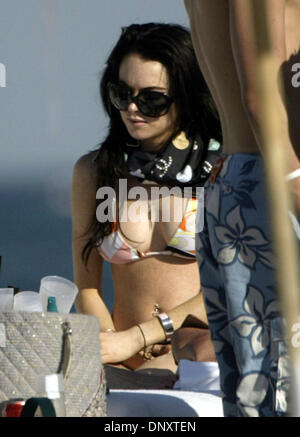 Dec 30, 2005 ; Miami Beach, FL, USA ; l'actrice LINDSAY LOHAN est vu de détente à la plage à Miami Beach, Floride, le vendredi 30 décembre 2005. Lohan a été d'un séjour à l'hôtel Delano à South Beach. Crédit obligatoire : Photo de Mike Fuentes/ZUMA Press. (©) Copyright 2005 par Mike Fuentes Banque D'Images