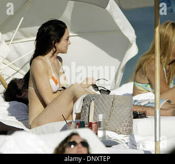 Dec 30, 2005 ; Miami Beach, FL, USA ; l'actrice LINDSAY LOHAN est vu de détente à la plage à Miami Beach, Floride, le vendredi 30 décembre 2005. Lohan a été d'un séjour à l'hôtel Delano à South Beach. Crédit obligatoire : Photo de Mike Fuentes/ZUMA Press. (©) Copyright 2005 par Mike Fuentes Banque D'Images