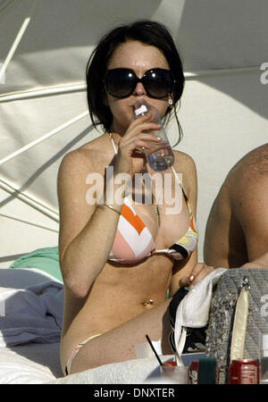 Dec 30, 2005 ; Miami Beach, FL, USA ; l'actrice LINDSAY LOHAN est vu de détente à la plage à Miami Beach, Floride, le vendredi 30 décembre 2005. Lohan a été d'un séjour à l'hôtel Delano à South Beach. Crédit obligatoire : Photo de Mike Fuentes/ZUMA Press. (©) Copyright 2005 par Mike Fuentes Banque D'Images