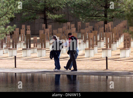 Jan 1, 2006 ; Oklahoma City, OK, États-Unis d'Amérique ; une famille promenades à travers l'Oklahoma City National Memorial le 1 er janvier 2006. Crédit obligatoire : photo par Robert Hughes/ZUMA Press. (©) Copyright 2006 par Robert Hughes Banque D'Images