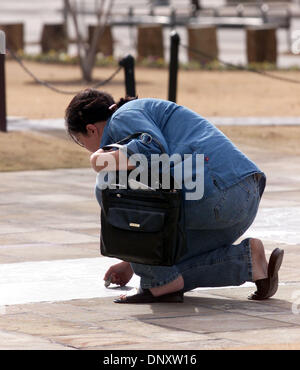 Jan 1, 2006 ; Oklahoma City, OK, États-Unis d';TONJA HESS, 35 ans, de Fort Worth, TX, écrit un message à la craie en face de l'Oklahoma City National Memorial Museum le 1er janvier 2006. Crédit obligatoire : photo par Robert Hughes/ZUMA Press. (©) Copyright 2006 par Robert Hughes Banque D'Images