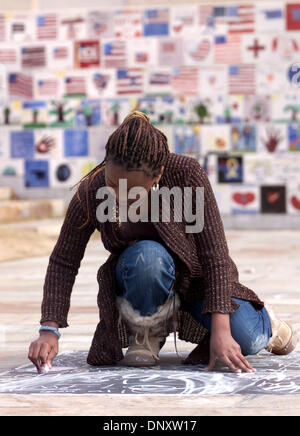 Jan 1, 2006 ; Oklahoma City, OK, États-Unis d'Amérique ; MAUREEN MWAZO de Pasadena, CA, écrit un message à la craie en face de l'Oklahoma City National Memorial Museum le 1er janvier 2006. Crédit obligatoire : photo par Robert Hughes/ZUMA Press. (©) Copyright 2006 par Robert Hughes Banque D'Images