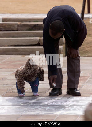 Jan 1, 2006 ; Oklahoma City, OK, États-Unis d'Amérique ; l'ESPÉRANCE GITHEMBE, 1, de Pasadena, CA, à gauche, et son père George GITHEMBE, écrire des messages à la craie en face de l'Oklahoma City National Memorial Museum le 1er janvier 2006. Crédit obligatoire : photo par Robert Hughes/ZUMA Press. (©) Copyright 2006 par Robert Hughes Banque D'Images