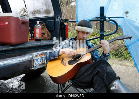 Jan 02, 2006 ; Guerneville, CA, USA ; après plusieurs jours de pluies torrentielles, la Russian River, qui traverse le comté de Sonoma Wine Country, en Californie, atteint 40 pieds, 8 pieds plus haut que le niveau d'inondation du fleuve. Transport des résidents eux-mêmes dans des canots et des bateaux, avec même vus s'enliser sur des routes impraticables fait par les inondations et coulées de boue. Ce trailer park resid Banque D'Images