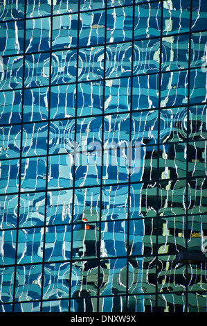 Réflexions abstraites de bâtiments en centre ville Bellevue, Washington, USA Banque D'Images